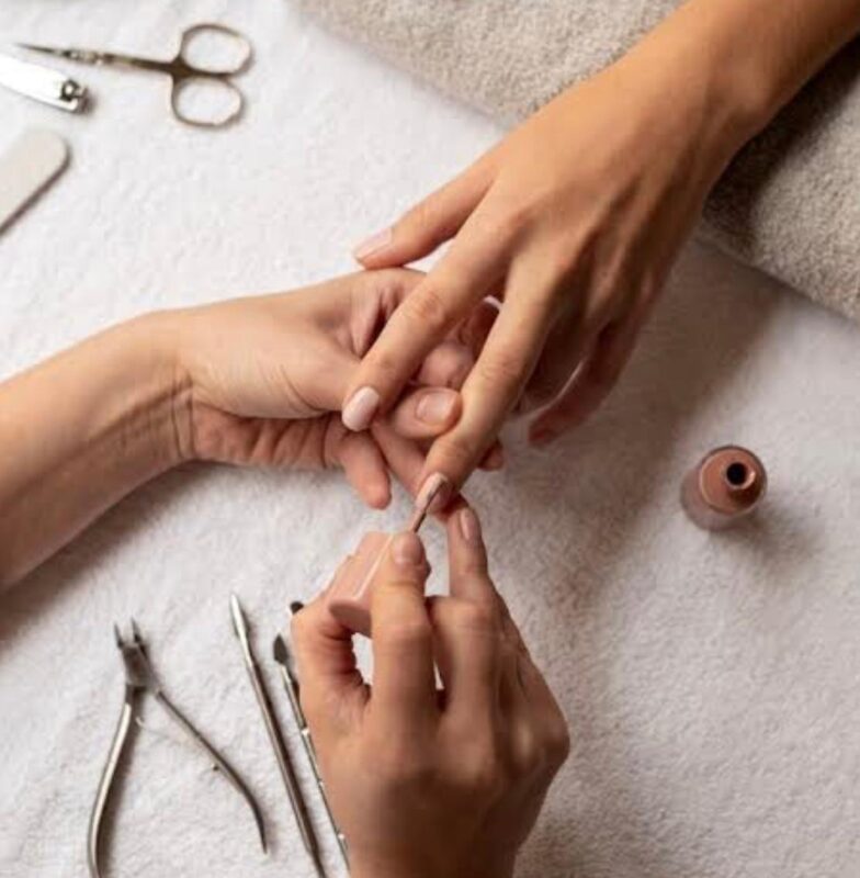 Menicure + Nail Gel
